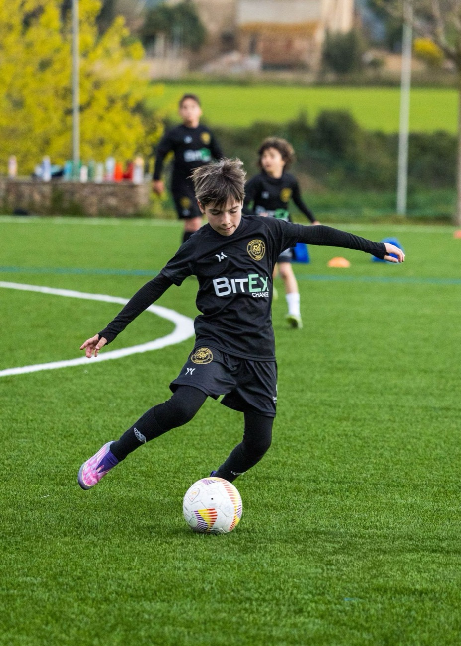 Jugador de Blanda Elite Academy golpeando el balón durante una sesión