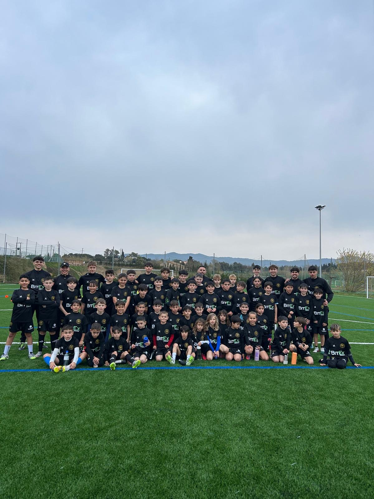 Foto de grupo de todos los jugadores y entrenadores de Blanda Elite Academy