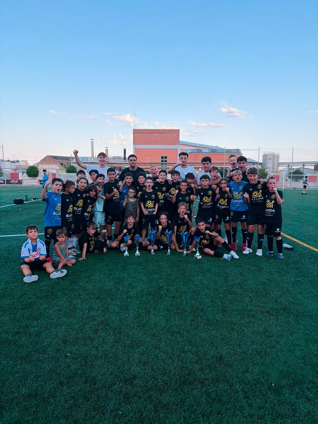 Todos los equipos de Blanda Elite Academy celebrando con sus copas