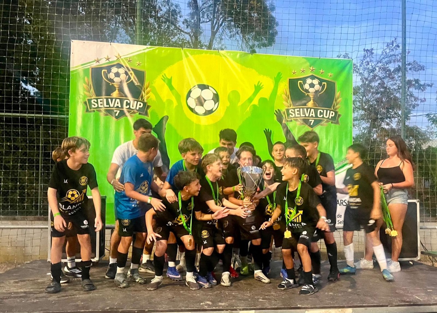 Equipo de Blanda Elite Academy levantando la copa en la Selva Cup