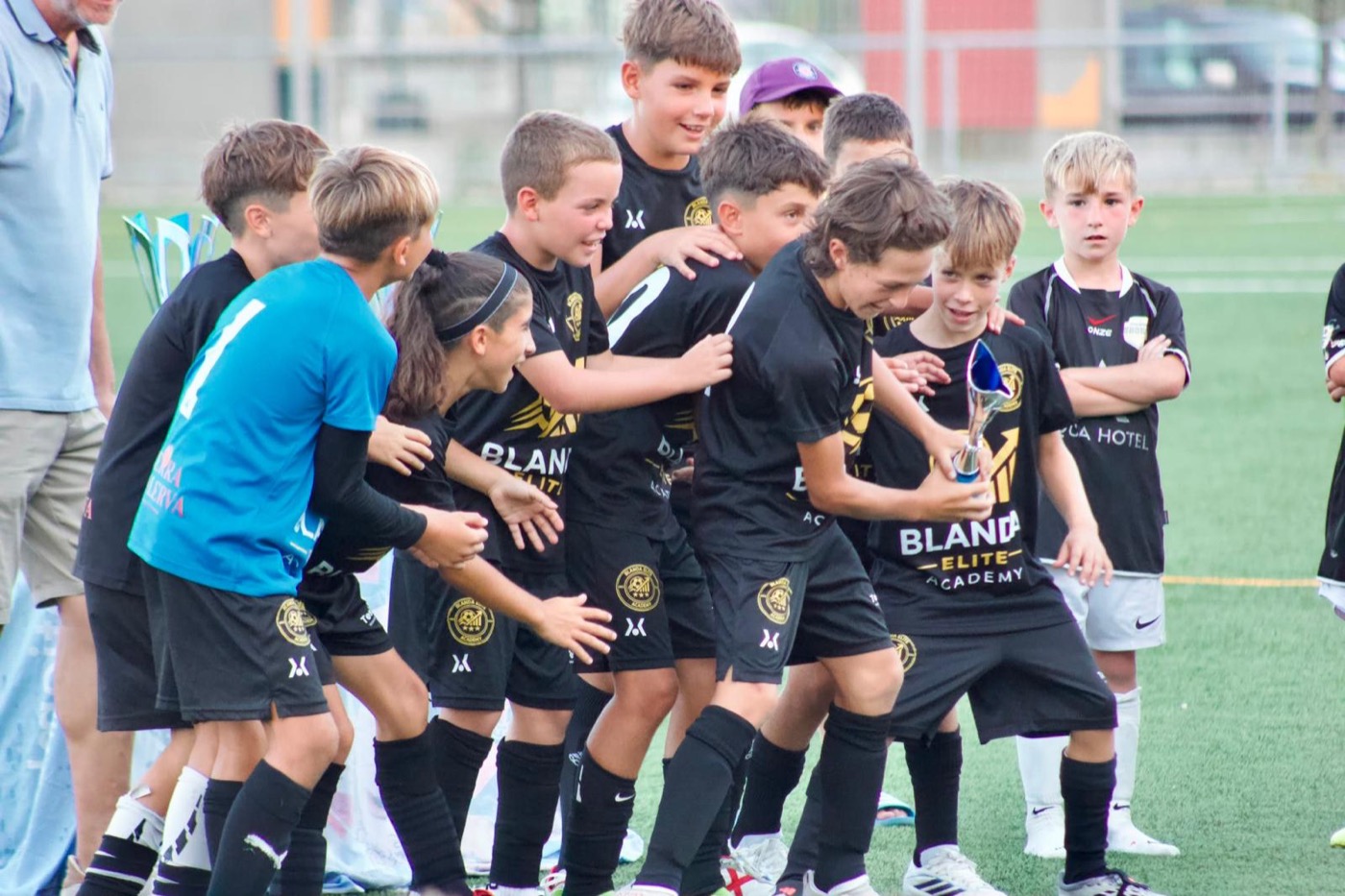 Jugadores de Blanda Elite Academy celebrando con un trofeo
