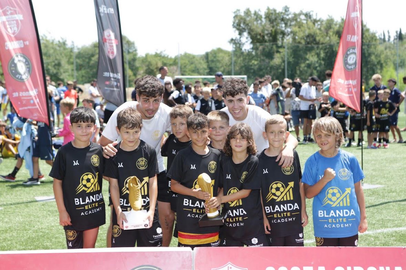 Jugadores de Blanda Elite Academy con sus trofeos en la Costa Girona Cup